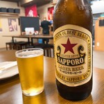 Honetsuki Karubi Tsuburaya - 瓶ビール（赤星） 748円