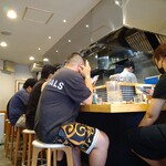 手打式超多加水麺 ののくら - 店内はカウンター6席で清潔感あります。