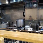 手打式超多加水麺 ののくら - 厨房も綺麗です。