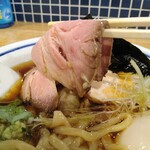 手打式超多加水麺 ののくら - 低温調理の豚ロース