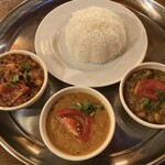 ネパールステーション - カレーは左から野菜、シーフード、豆