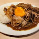 牛鍋あぐら 梅田堂山店 - 黄身がポイント。