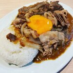 牛鍋あぐら 梅田堂山店 - 肉がいっぱい山盛り。