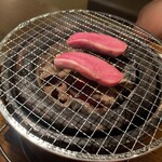 炭火ホルモン やみつき商店 - 焼いてるとこ