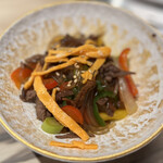韓の台所 - 山形牝牛と季節野菜のチャプチェ