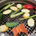 韓の台所 - 本日の生野菜
ピーマン、赤パプリカ、アスパラガス、ズッキーニ、ミニトマト