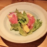 酒井商会 - 馬肉の生ハムとイチジクと夏野菜のサラダ