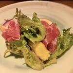 酒井商会 - 馬肉の生ハムとイチジクと夏野菜のサラダ