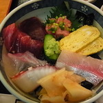 田村町 升本 - 海鮮丼（鮪2、間八、タコ、鯛、ネギトロ、卵）は酢飯ではない