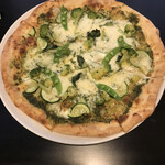 クチーナノブ - ピッツアヴェルデ(ジェノベーゼソースベースの野菜たっぷりピッツア)