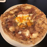 クチーナノブ - ビスマルク(トマトソースベースでプロシュートが沢山のったピザ※白トリュフオイルの風味も美味い)