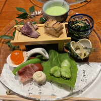 神楽坂 夢二 - 前菜の八寸盛り合わせ(稚鮎のコンフィ、穴子棒寿司、うすい豆すり流し、鼈甲玉子、モロヘイヤ山葵浸し、そら豆、鴨ロース、マスカルポーネと生ハムの白和え)