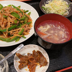 金の餃子酒場 - 豚肉とピーマン炒め定食　900円