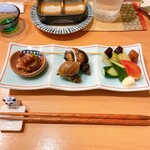 東京にぎりめし米専 - 真ん中はツブ貝バイ貝。野菜に添えられた味噌が甘めで絶妙。