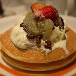 Pankekirisutorante - 桜アイスと玉露シャーベットの和風パンケーキ　いちごソース