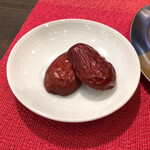 便箋喫茶 - 薬膳茶についてきたお茶菓子は乾燥させたなつめ！