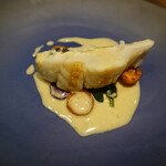 ル クーリュズ - スズキの炭火焼き、日本酒と柚子の生クリームソース 人参のコンフィ