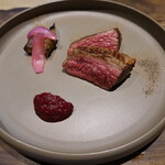 ル クーリュズ - 岩手短角牛、ごぼうのコンフィ、ビーツ、蕪のソース
