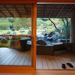 強羅 花壇 - 部屋から眺めた専用庭と専用露天風呂