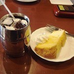 カフェヨシノ 東海荒尾店 - アイスコーヒーとシホンケーキ