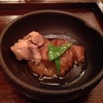 Kyoudo Shutei Ganso Robata - つきだし① 鶏肉と麩の煮物