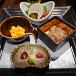 柳家錦 - 真ん中奥から肩甲骨付近の刺身、内子、レバー、心臓と脾臓