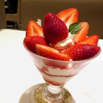 渋谷西村 フルーツパーラー - アメリカ苺パフェ