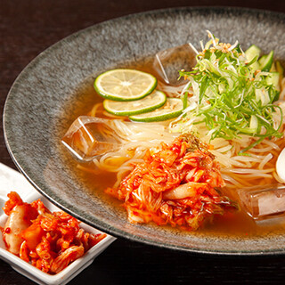 暑い日にさっぱりとした冷麺をどうぞ！ビビン麺もご用意！