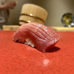 博多 鮨 まつもと - マグロ中トロ (鳥取県境港 旋網漁)旨味が口に広がると鮨の虜に。