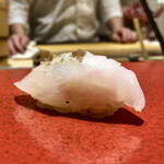 博多 鮨 まつもと - クエ　海水と海藻の凝縮された藻塩が旨味を引き立てる。