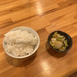 Tomichan Ramen - 餃子セットのご飯と漬け物！