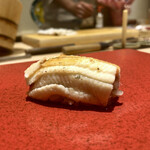 博多 鮨 まつもと - アナゴ   ふっくらした食感で穴子独特の旨味を味わえました。意外にあっさりだった。