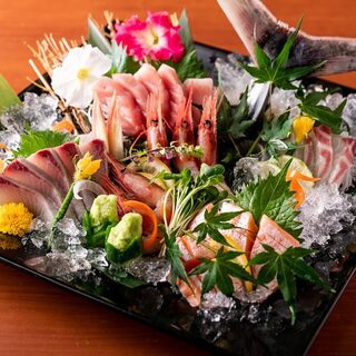 Kyushu cuisine made with fresh ingredients, from Seafood to Motsu-nabe (Offal hotpot) to motsu nabe