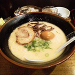 麺達本店 - とんこつラーメン(煮玉子付き)