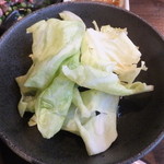 焼鳥さくら - 角切りキャベツは串物を頼むとサービスです。