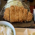 Niigata Katsu Ichi - 大きなロースカツです。ご飯、キャベツ、味噌汁お代わりOK