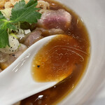 らーめん かねかつ - 鶏と魚介と思われるスープ