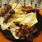 バッテン よかとぉ - 串はキャベツの上に盛られて提供