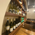 カンティーナ - 壁に埋め込んだワインの棚