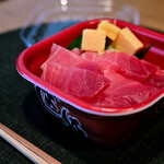 おはな丼丸 - 中トロ丼(並盛)@税込700円：シャリ少なめで。玉子焼きをサービスしていただきました(感謝)