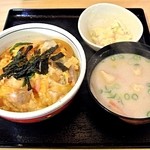 鳥処 鳥鳥鳥 - 親子丼（大盛り）とセットのポテサラ・かす汁