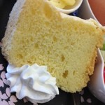 あんじゅ - 自家製シフォンケーキにはホイップクリームが添えられてます。