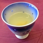 あんじゅ - サービスの柚子茶、柚子の香り、ほのかな蜂蜜の甘さが良いですね。