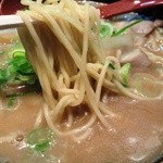 豚旨 うま屋 ラーメン - 麺のリフトアップ