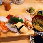 丸正寿司 - 令和4年7月 ランチタイム
            寿司定食 1100円
            にぎり8貫＋小鉢2品＋みそ汁
