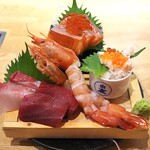 セルフ角打ち 日本酒センター 富士 - ツルマツ名物 目利きの魚屋箱盛り(999円)