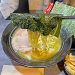 がんや - スープに浸して麺を包んでいただきます