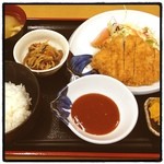 酒房　三日月食堂 - チキンカツ定食(*'ω'*)
            周りはサラリーマン風な男性ばかり…
            切干大根がちょっと濃い味過ぎるかな(´･з･`)