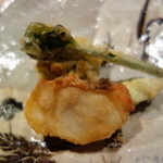 神楽坂 石かわ - アマダイ　ソラマメ　ふきのとうの唐揚げ