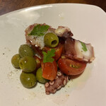 ピッツェリア ピュアカリ - タコ・オリーブ・トマトのマリネ